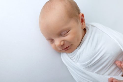 Babyfotos Wien in Tüchern eingewickelt