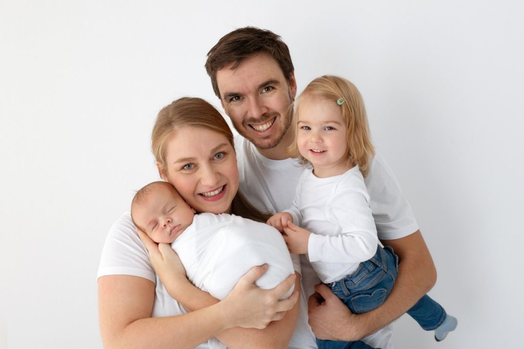 Babyshooting von neugeborenem mit Familie und großem Geschwisterchen in Wien