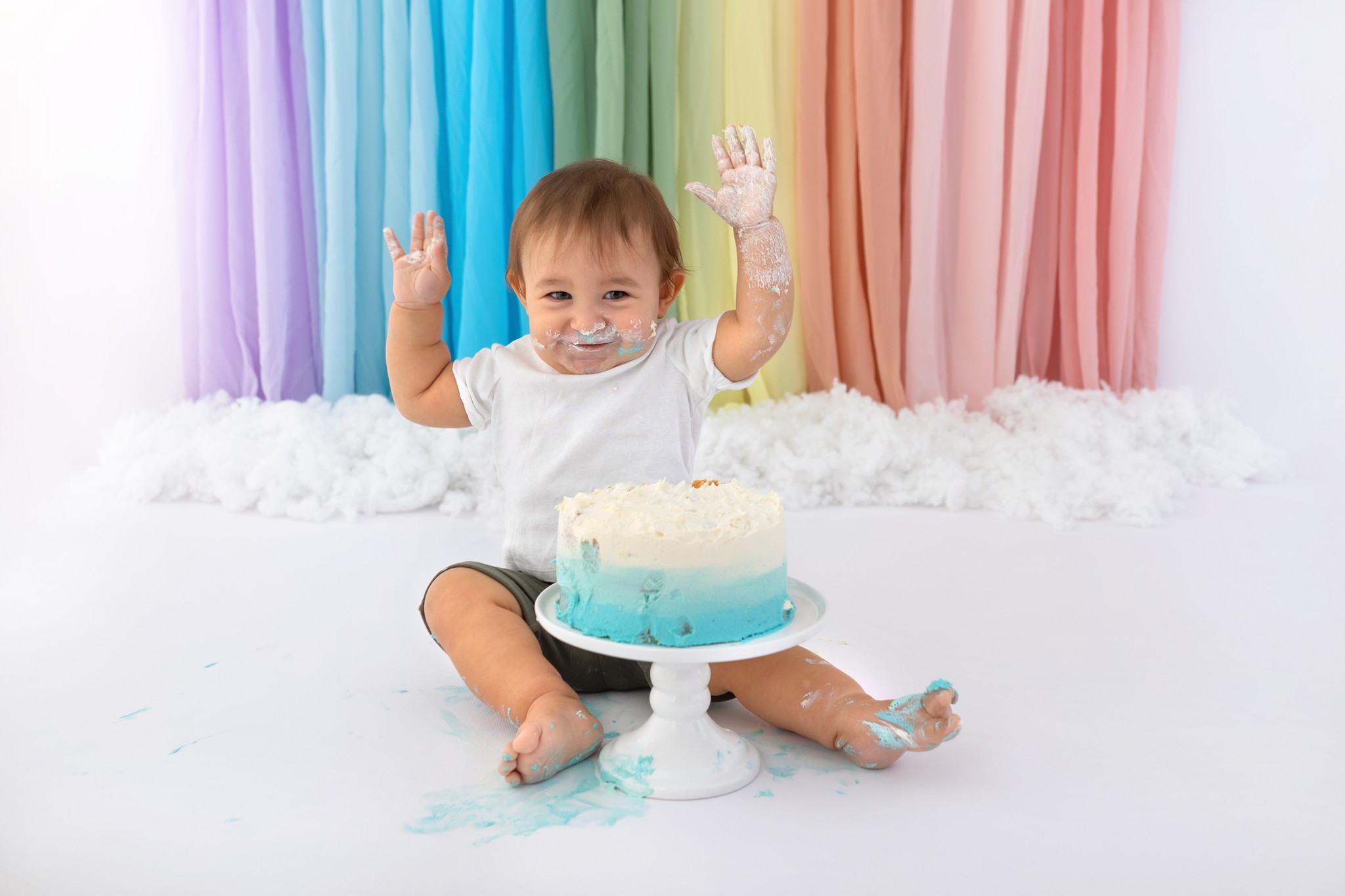 Cake Smash Fotos zum Geburtstag mit Torte in Wien