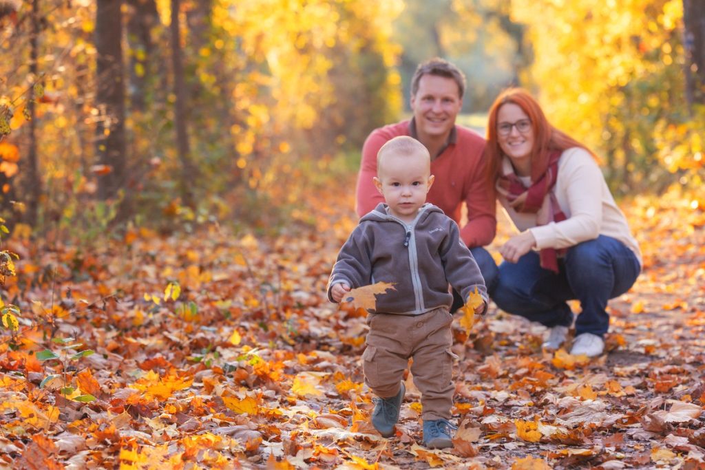 Familienfotoshooting in allen Jahreszeiten Outdoor Mama, Papa, Sohn und ganz vielen Blättern