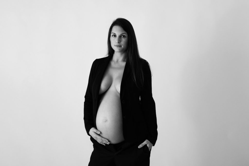 Babybauch im Anzug Business ohne BH Bauch zeigend Fotoshooting mal anders