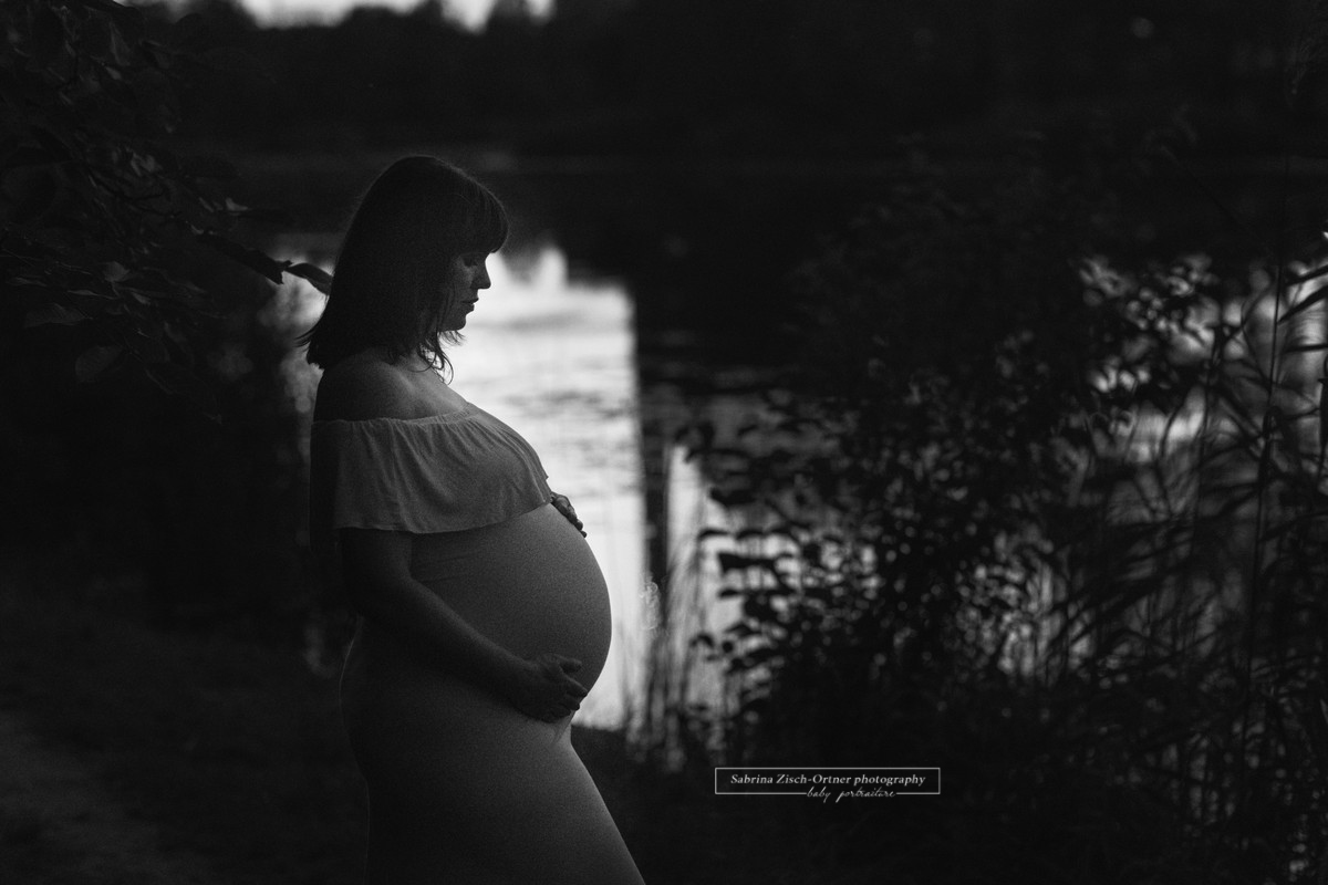 Babybauch Foto Outdoor nach Sonnenuntergang in Schwarz Weiß