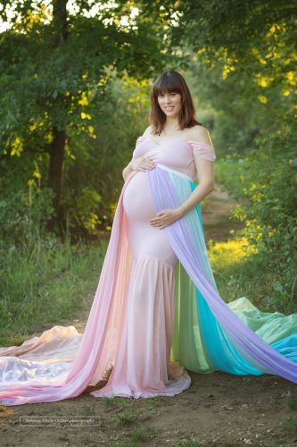 Schwangere beim Babybauchshooting mit Rock in Regenbogenfarben