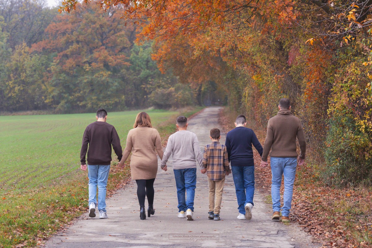 sechsköpfige Familie bei ihrem Herbst Familien Fotoshooting