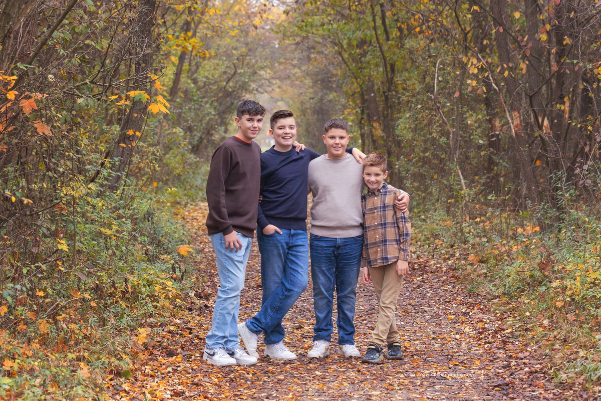 vier Brüder beim Fotoshooting in Herbsttönen