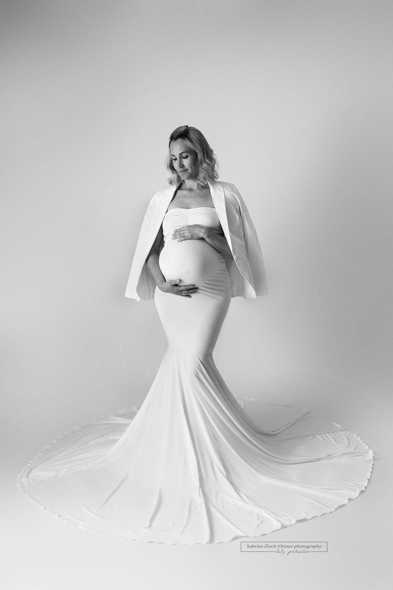 enganliegendes Babybauchkleid mit Blazer und eine bald Mama in der 33 Schwangerschaftswoche bei ihrem Fotoshooting in Wien