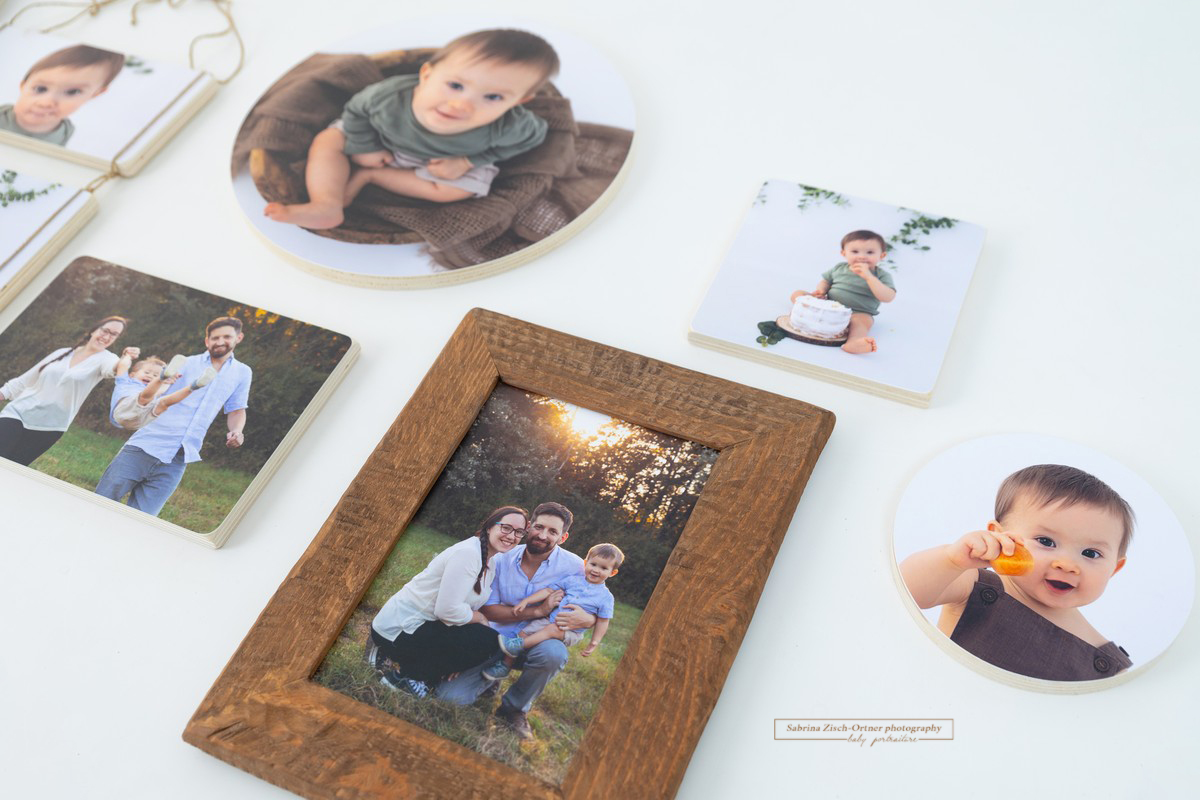 Familienfoto auf Photoblock aus Holz mit Holzrahmen handgemacht dazu Meilenstein und Geburtstagsfotos alles für die Wand