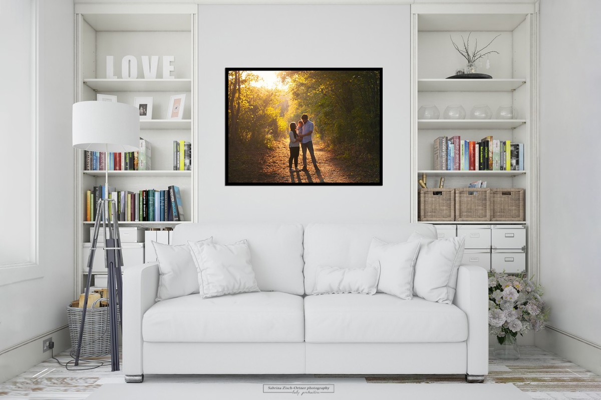 Familienfoto vom Fotoshooting groß an der Wand über der Couch im Bilderrahmen als Mittelpunkt des Raumes