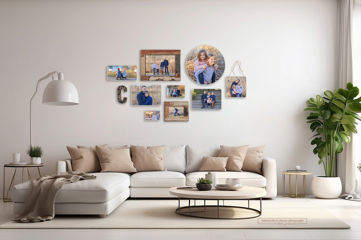 Wiener Wohnzimmer mit Familienfotos geschmückt auf Holz gedruckt und handgemacht bei Sabrina